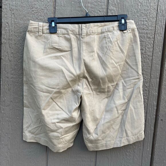 Women’s size 6 disney parks authentic original khaki shorts - Picture 2 of 2